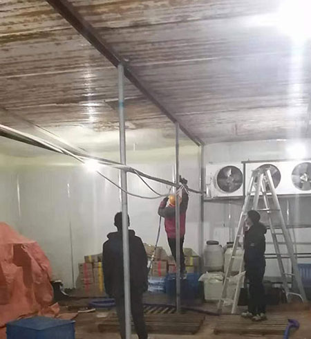 建筑保溫聚氨酯發(fā)泡機(jī)(圖2) 冷庫(kù)噴涂墻面內(nèi)鋼構(gòu)及外面彩鋼板